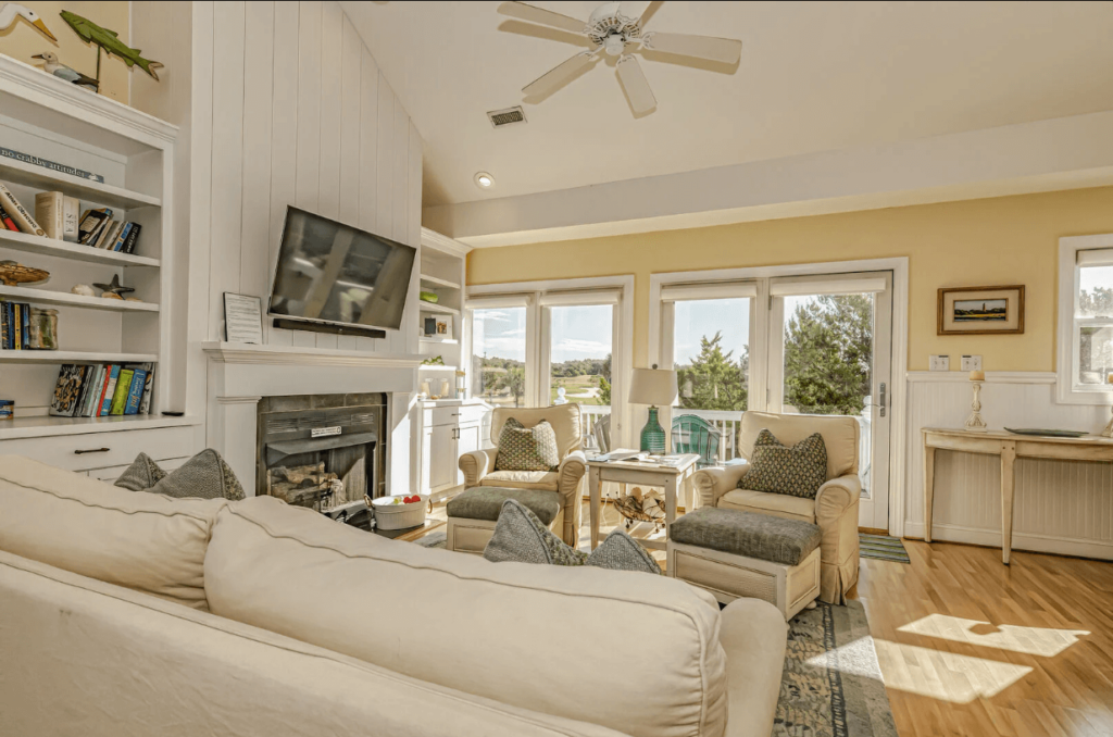 The living space of a Bald Head Island home to relax in after riding bike rentals.